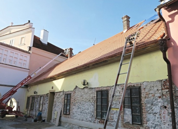 Knihovní centrum U Vokolků bude mít do zimy nové střechy