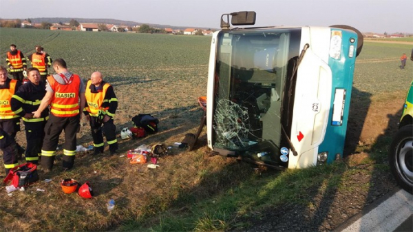 Při nehodě autobusu se zranilo velké množství osob