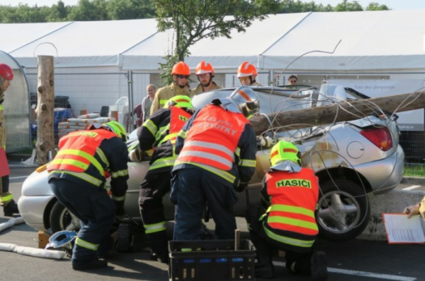 Dobrovolní hasiči Pardubického kraje soutěží ve vyprošťování u dopravních nehod