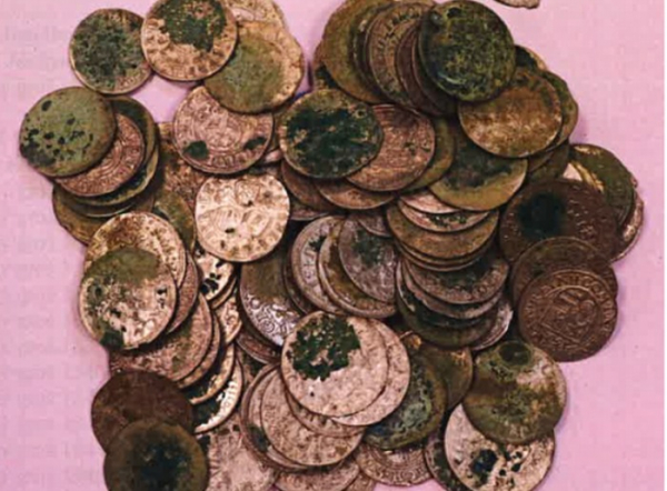 Nálezkyně 500 let starých mincí se zachovala příkladně, od kraje dostane nálezné
