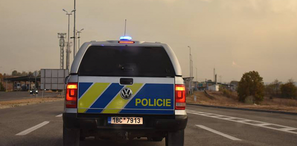 Policejní honička u Přelouče: Zdrogovaného řidiče zastavil až zátaras