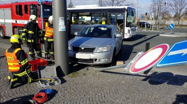 Při střetu osobního automobilu s trolejbusem bylo zraněno několik cestujících
