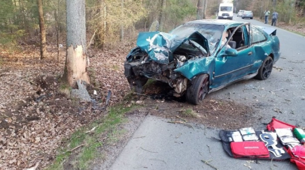 Hasiči museli vyprostit jednu zraněnou osobu z vozidla, které čelně narazilo do stromu