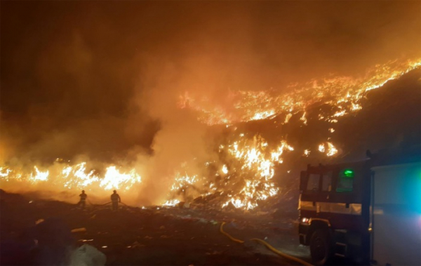 Požár skládky ve Zdechovicích si vyžádal i mezikrajskou pomoc