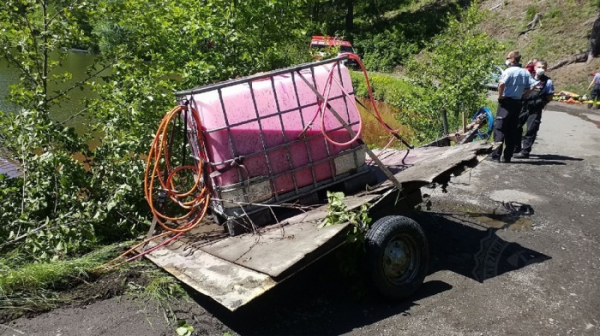 Do rybníku na Pardubicku unikly insekticidy z převráceného vozíku