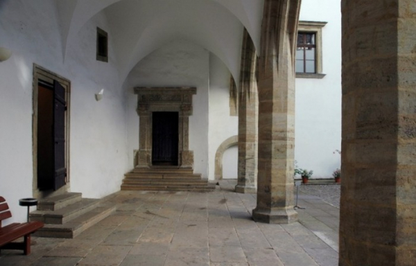 Při rekonstrukci Zámku Pardubice se našly pozůstatky portálu a schodiště Viléma z Pernštejna