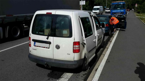 V Ostřetíně byla po nehodě tří vozidel uzavřena silnice