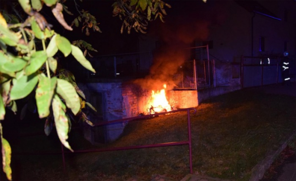 V Jeníkovicích u Přelouče došlo k požáru rozvodny elektřiny u rodinného domu