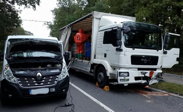 U Rybitví došlo ke střetu dvou osobních vozů a nákladního auta, které převáželo nebezpečný formaldehyd