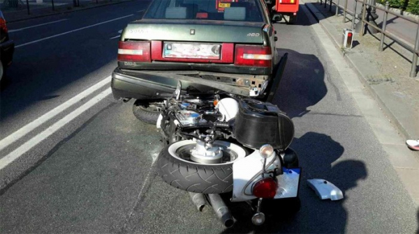 Dopravní nehoda osobního vozidla s motorkou