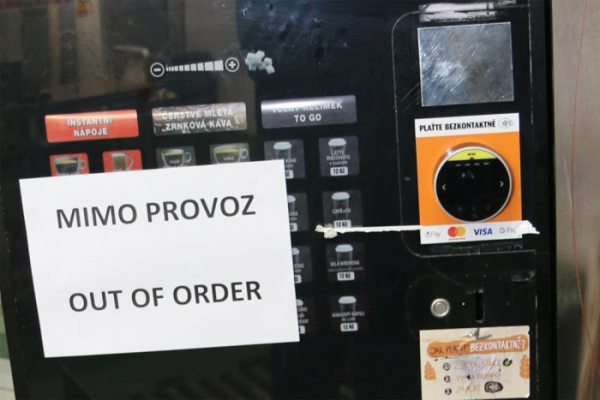 Neznámý pachatel poškodil automat na výdej kávy, škoda je vyčíslena na 30 000 korun