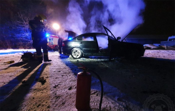 Driftování na sněhu se řidiči BMW nevyplatilo, přehřátý motor se vznítil a auto shořelo