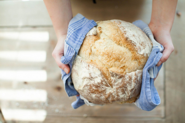 Upečte si jednoduchý domácí chléb. Zvládne ho každý a zdravé suroviny nakoupíte ve slevě