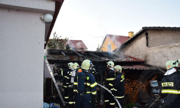 V Horním Jelení došlo k požáru přístřešku mezi dvěma rodinnými domy
