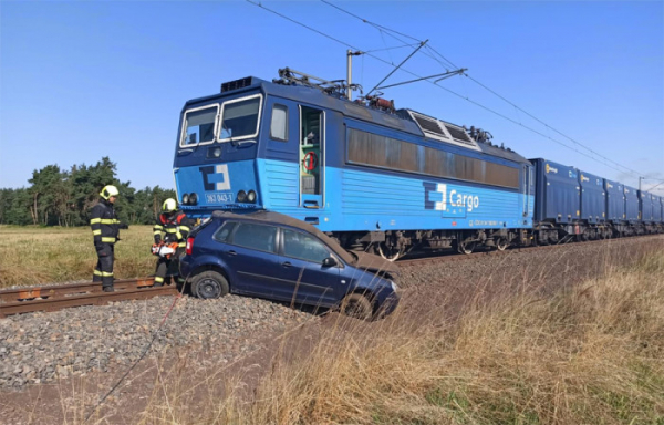 V Opatovicích se střetl osobní vůz s nákladním vlakem