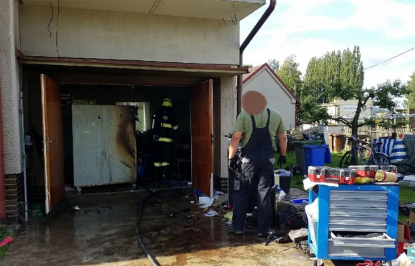 Tři jednotky hasičů likvidovaly požár garáže ve Starém Mateřově
