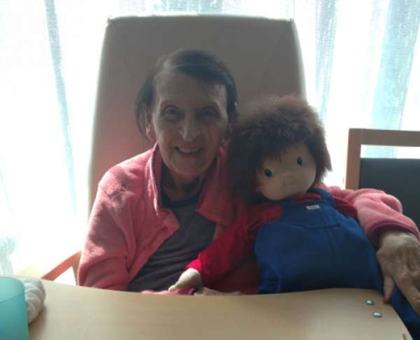 Klientům Alzheimercentra Pardubice pomáhají s terapií speciální panenky