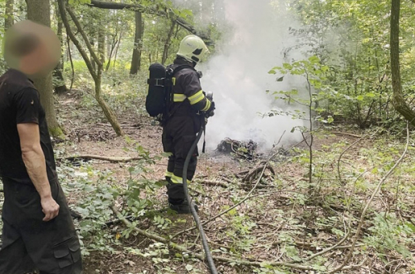 Muž opaloval v lese izolaci z kabelů. Na místě museli zasahovat hasiči