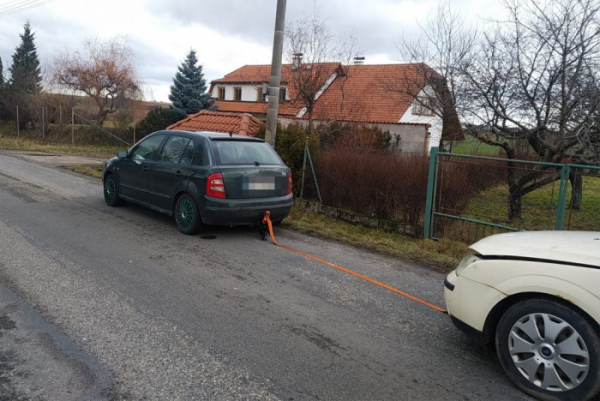 Ve Slatiňanech zastavila policie auto táhnoucí druhé na laně. Oba vozy byly bez technické a řidiči pod vlivem drog 