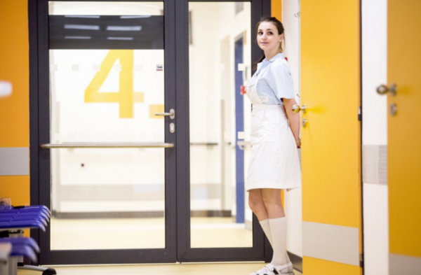 Studium zdravotních sester se zkrátí, rok před maturitou se mohou stát ošetřovatelkami s výučním listem