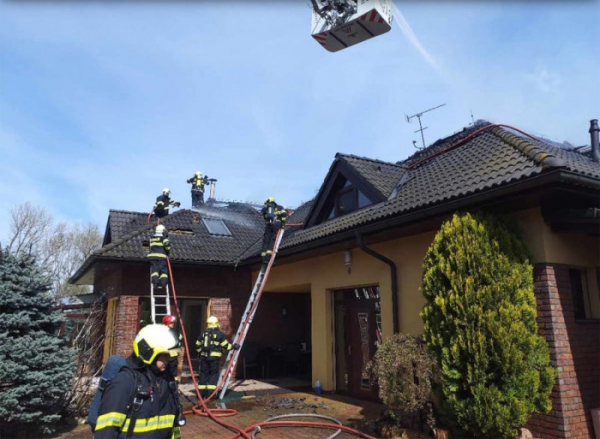 Požár rodinného domu v Němčicích na Pardubicku způsobil škodu za 5 milionů, příčina je stále v šetření
