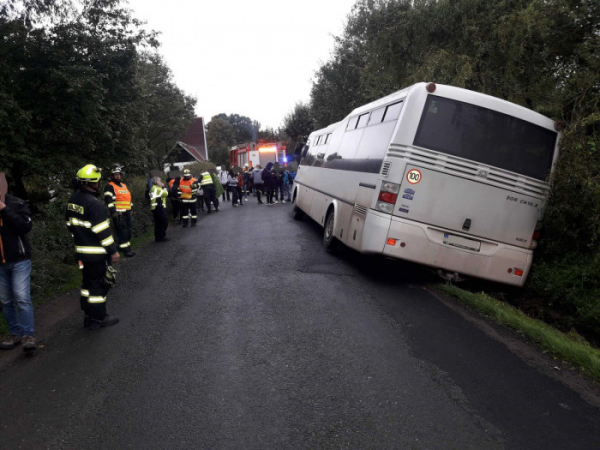 Tři jednotky hasičů zasahovaly v Rychnově na Moravě, kde skončil autobus v příkopu