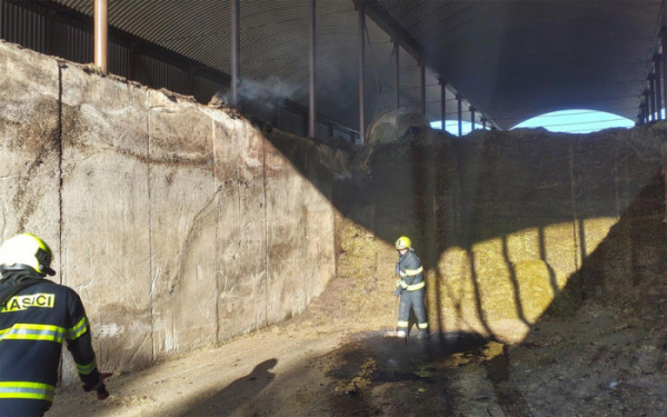 Tři jednotky hasičů likvidovali požár krmné soupravy v Holetíně