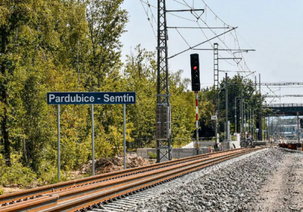 Na trati mezi Pardubicemi a Stéblovou se začne jezdit po dvou kolejích