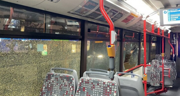 V Pardubicích zdemoloval namol opilý muž autobus, následně vypadl za jízdy z rozbitého okna