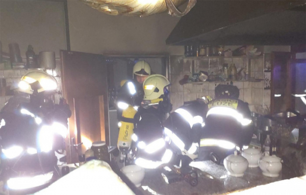 Čtyři jednotky hasičů likvidovaly na Chrudimsku požár grilu v kuchyni restaurace