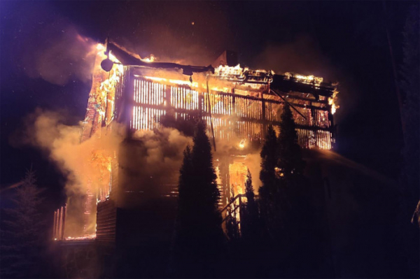 5 jednotek hasičů likvidovalo požár chaty v Turkovicích na Pardubicku