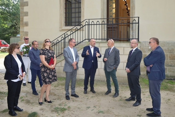 Ministr kultury Martin Baxa navštívil Pardubický kraj, kde jednal o záměru obnovy choltického zámku
