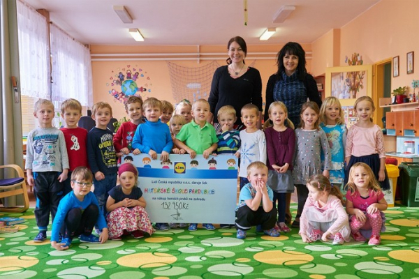 Děti v mateřské škole v ulici K Polabinám dostaly 132 950 korun na herní prvky na zahradu